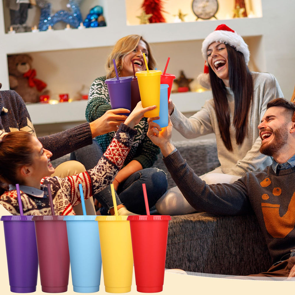 Honeydak gobelet tenu en main pour comparaison de taille et capacité