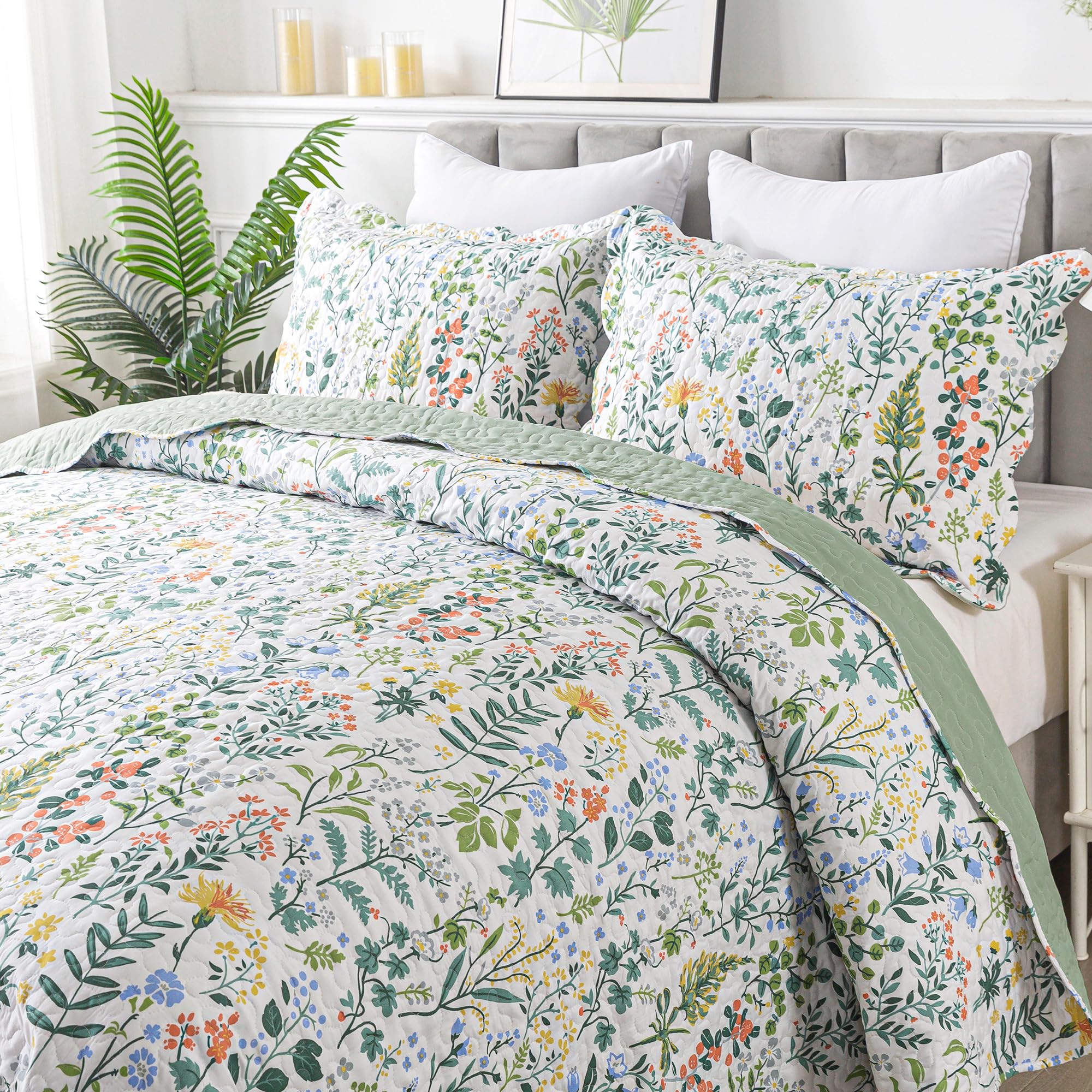 HoneiLife vue frontale de la couette King montrant design floral et tombé élégant