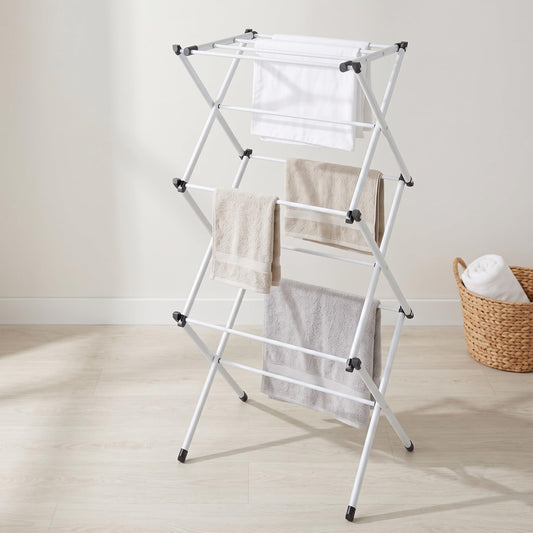 Honey-Can-Do étendoir plié démontrant rangement compact pour petits logements