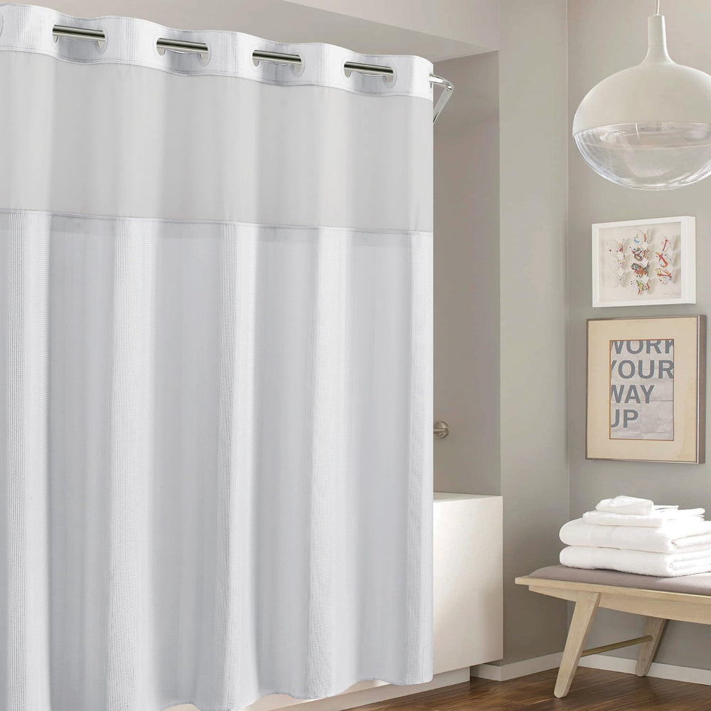 Hookless vue avant du rideau blanc brillant pour une salle de bain moderne
