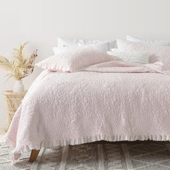 HORIMOTE HOME couvre-lit face avant rose montrant style shabby chic et confort