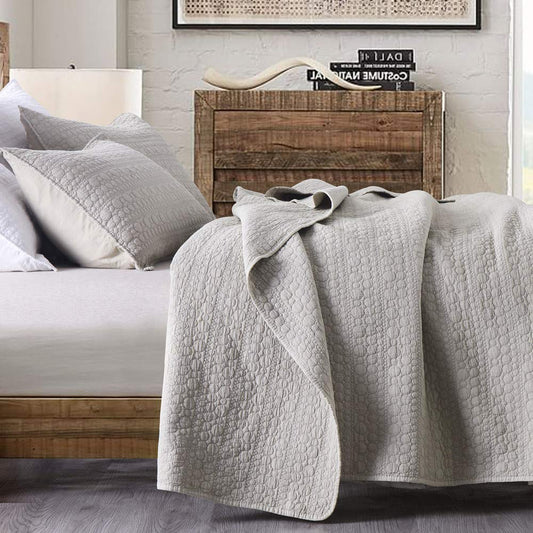 HORIMOTE HOME couvre-lit face entière beige montrant le tombé élégant