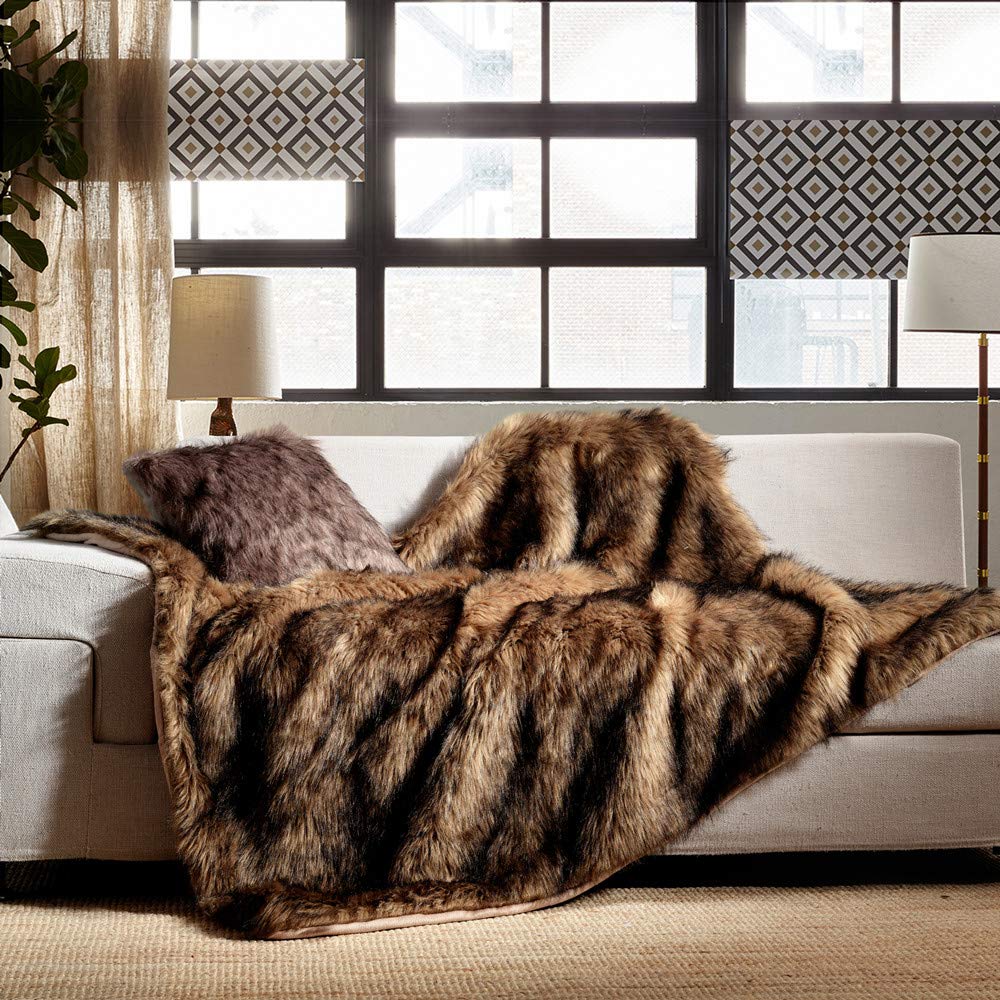 HORIMOTE HOME plaid posé sur canapé apportant chaleur et confort visuel