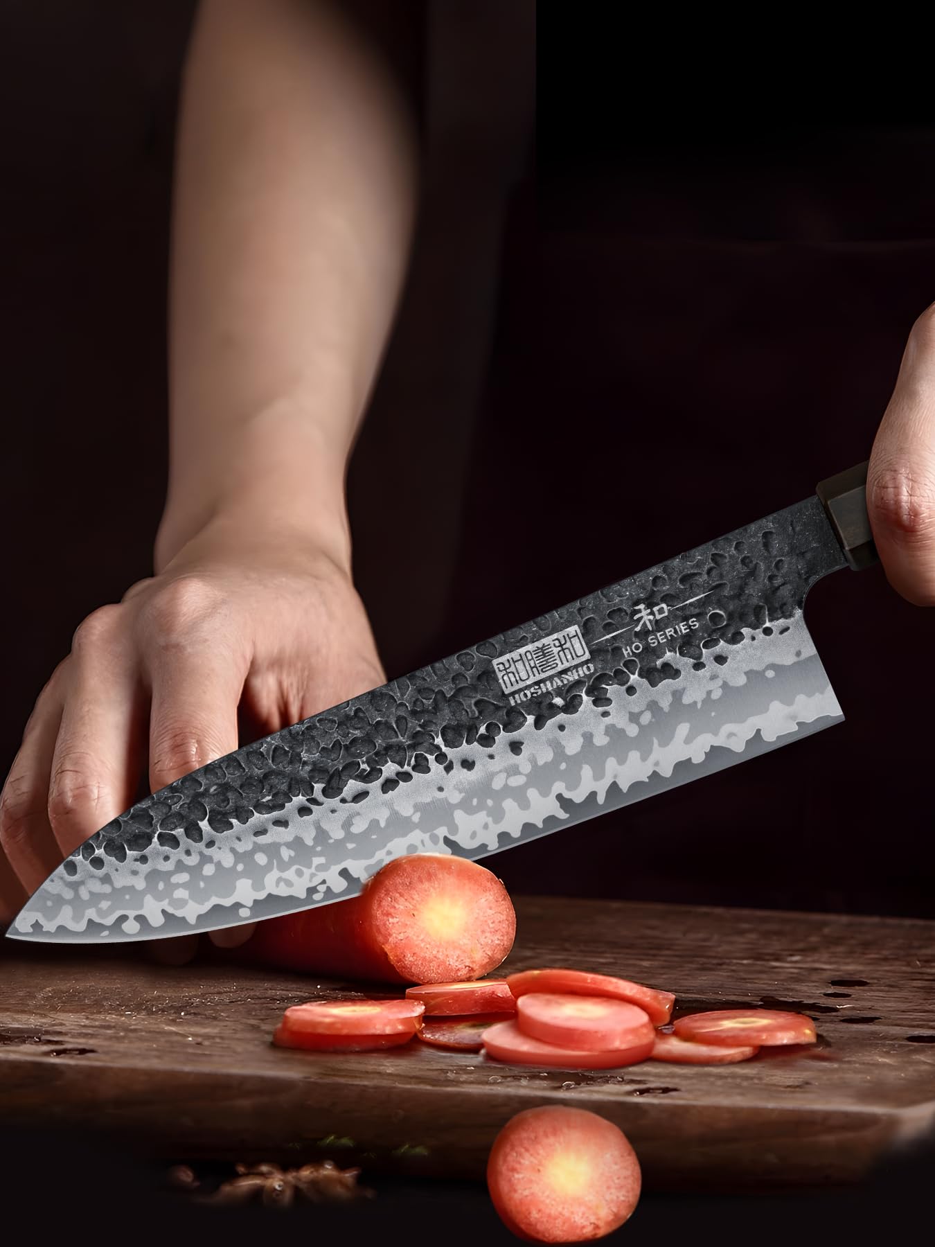 HOSHANHO Gyuto posé à côté d’une main pour comparaison de taille et équilibre