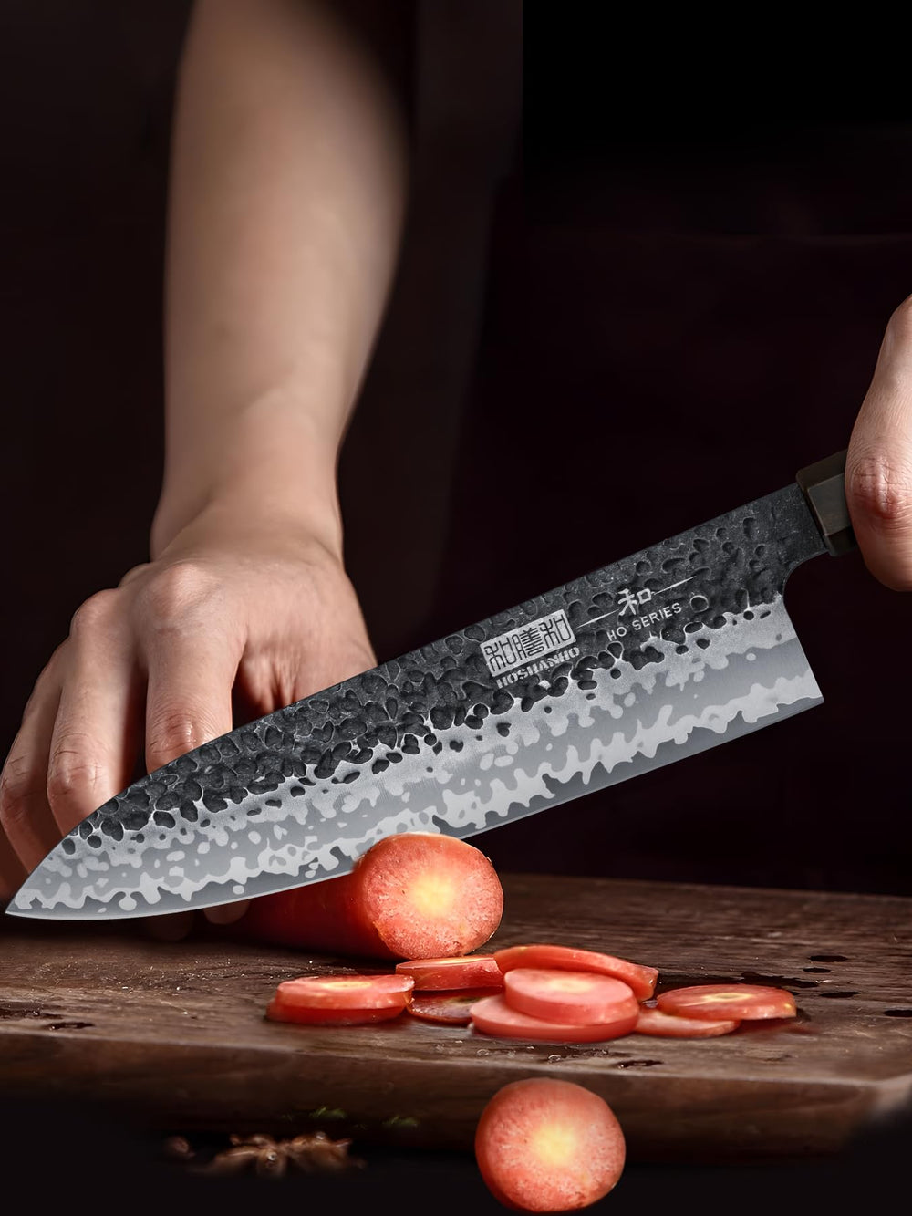 HOSHANHO Gyuto posé à côté d’une main pour comparaison de taille et équilibre
