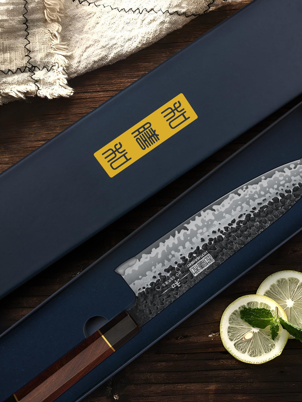 HOSHANHO Gyuto présenté sur un plan de travail de cuisine, polyvalence visible