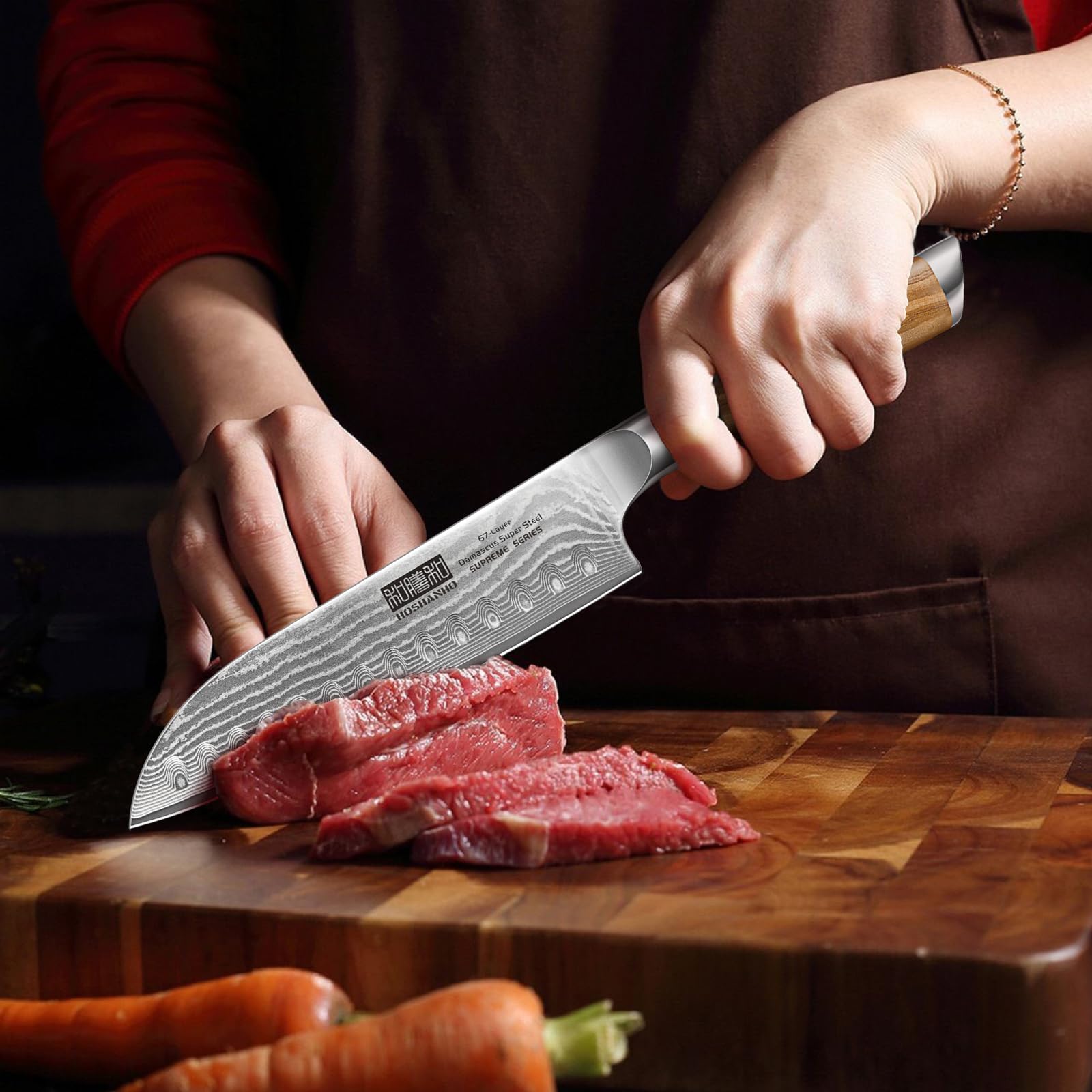 Comparaison d'échelle HOSHANHO Santoku 7" montrant longueur et épaisseur 2,5 mm