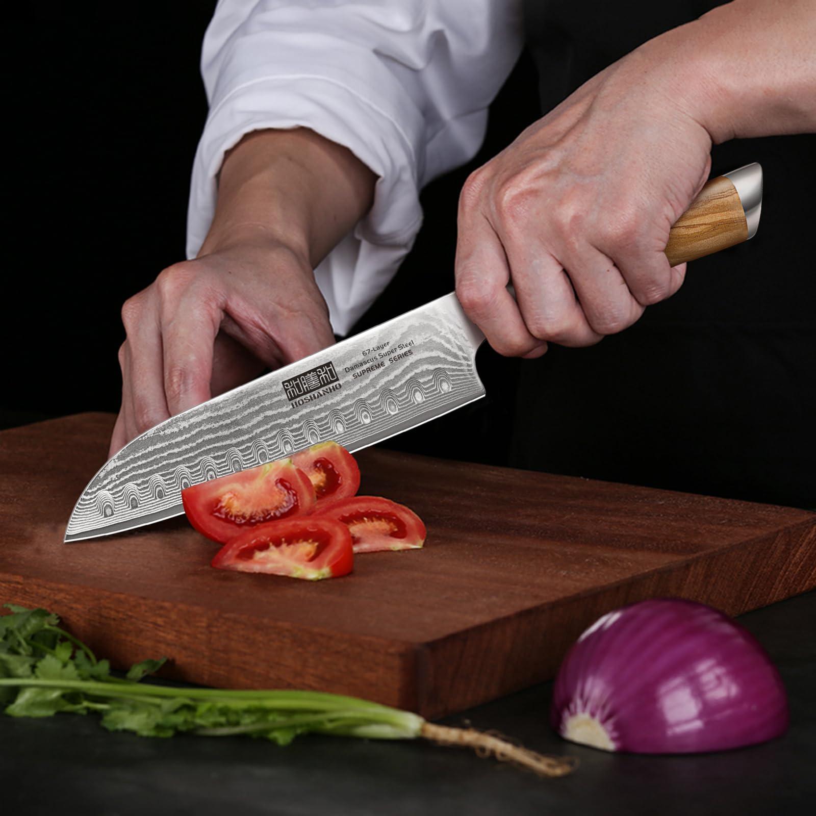 Coffret cadeau HOSHANHO avec couteau Santoku présenté pour offrir