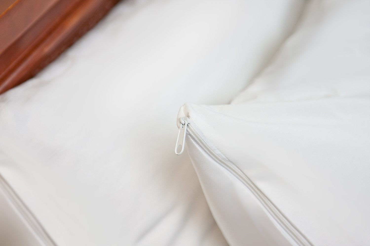 HOSPITOLOGY PRODUCTS housse posée sur oreillers dans une chambre, apparence discrète et soignée