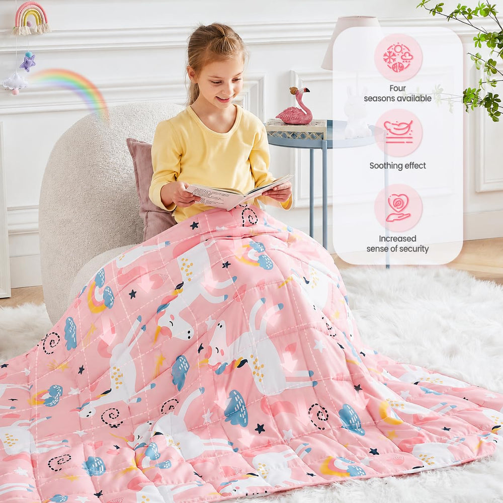 HOSUKKO plaid licorne utilisé sur un canapé offrant détente et couleur