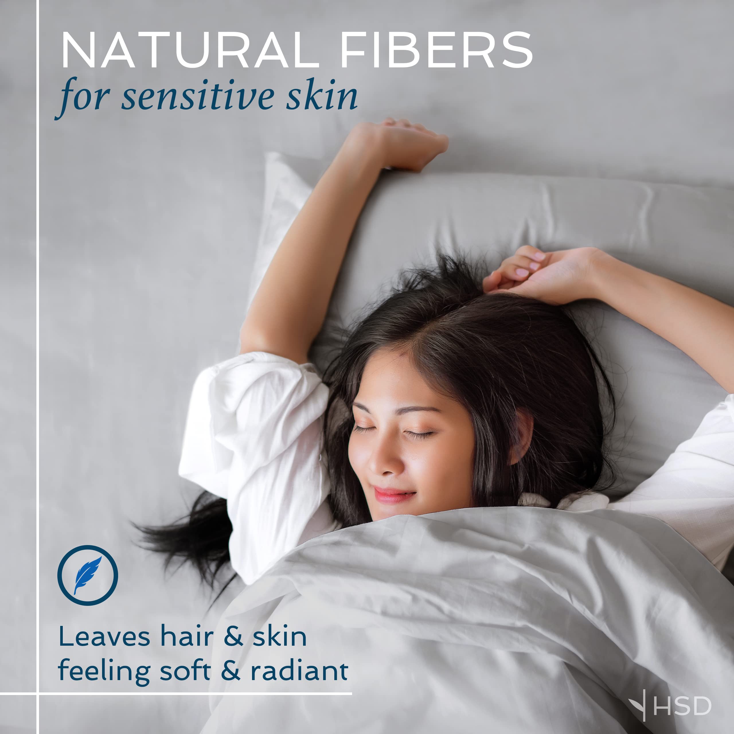 Hotel Sheets Direct main touchant le tissu pour illustrer la sensation soyeuse