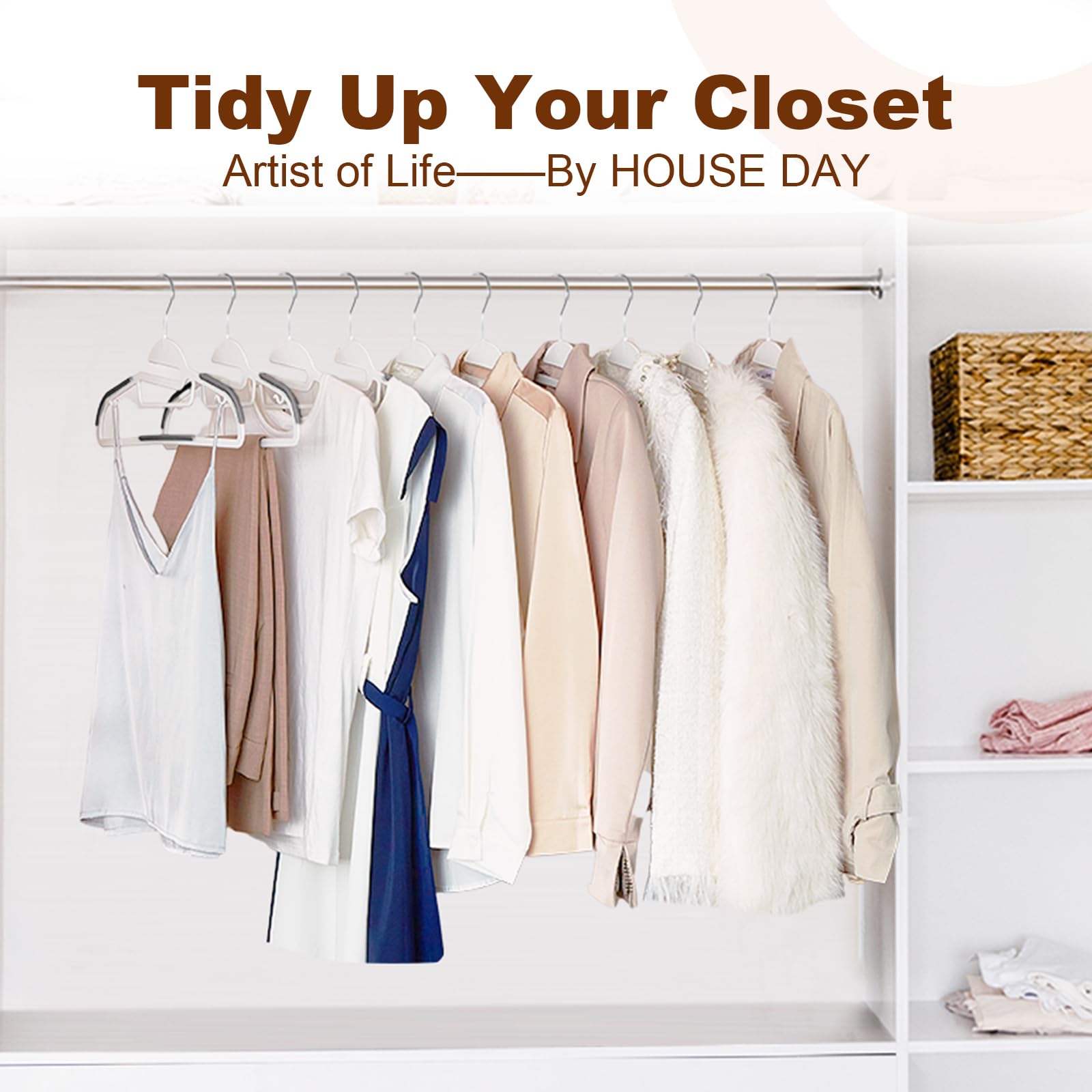 HOUSE DAY dressing organisé avec cintres blancs pour présentation soignée