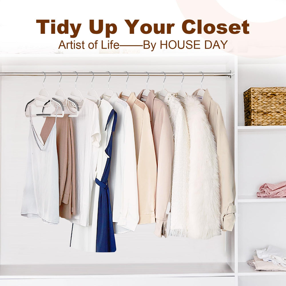 HOUSE DAY dressing organisé avec cintres blancs pour présentation soignée