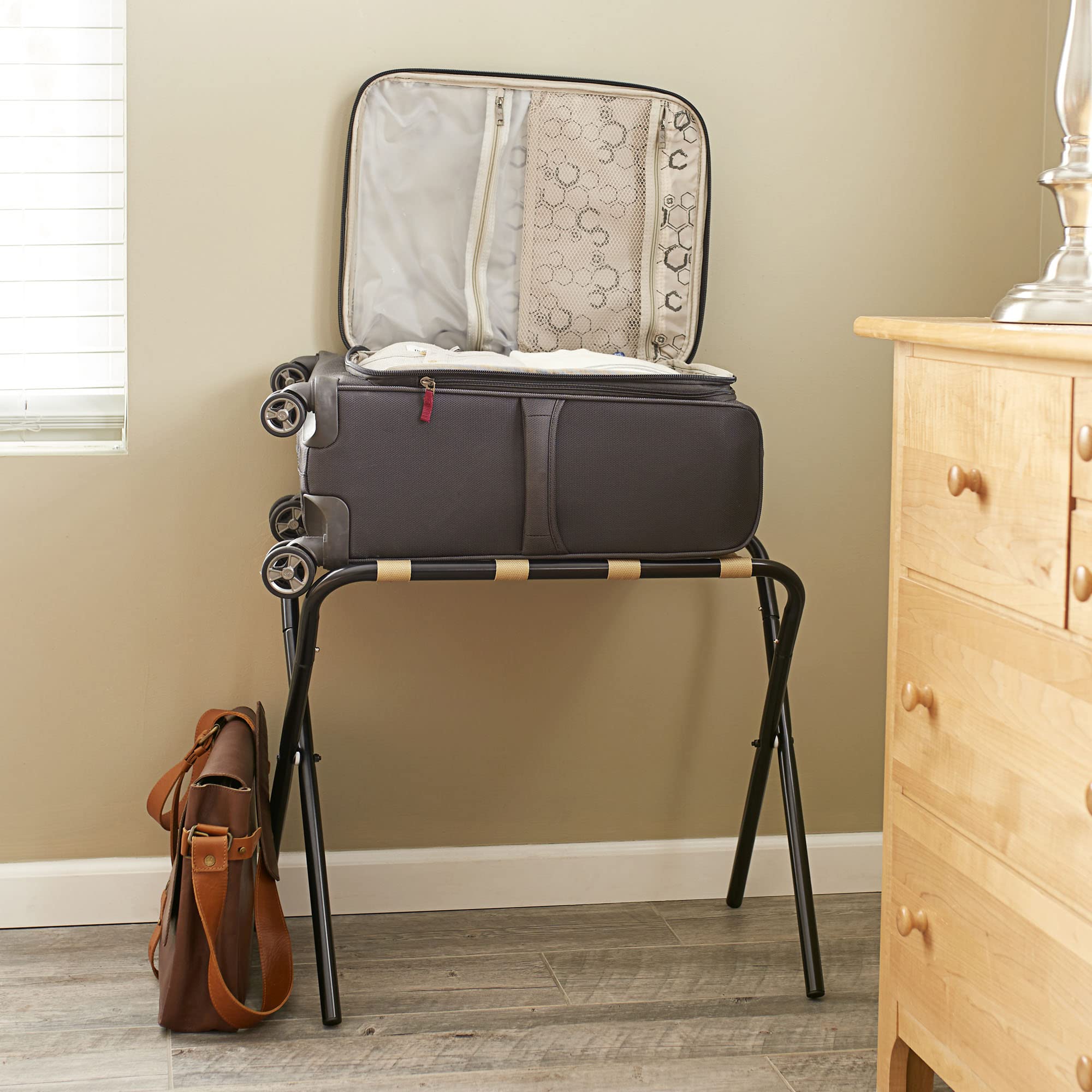 Household Essentials gros plan des sangles kaki, maintien durable des bagages