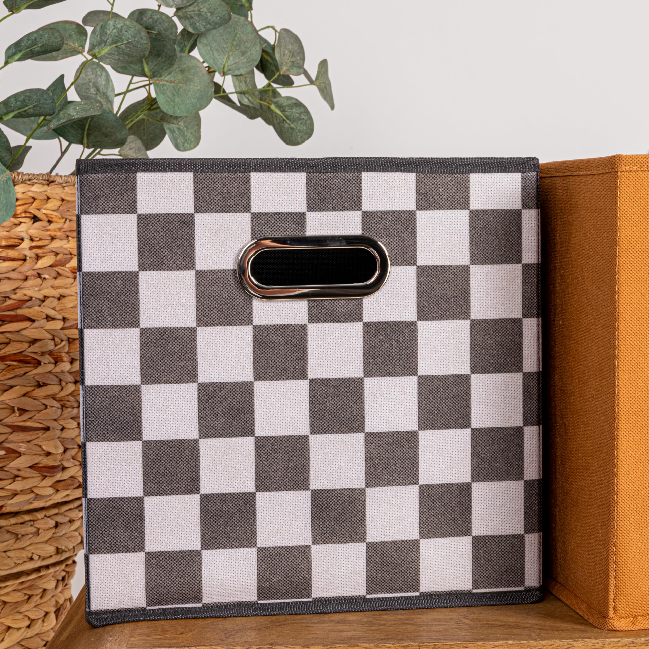 Household Essentials cube à côté d'un livre, montre l'échelle pratique