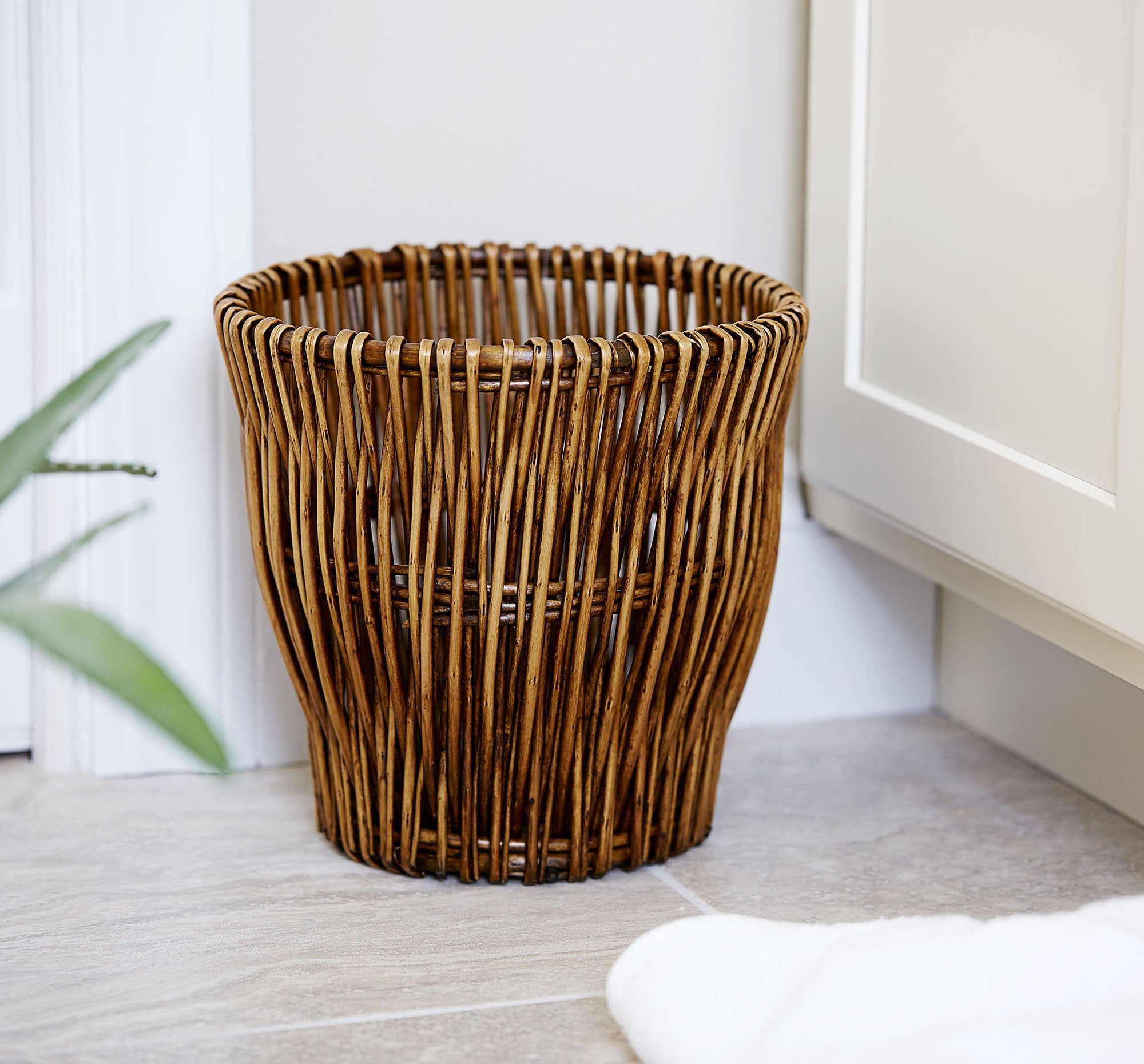 Household Essentials finition brun riche ajoutant une touche naturelle
