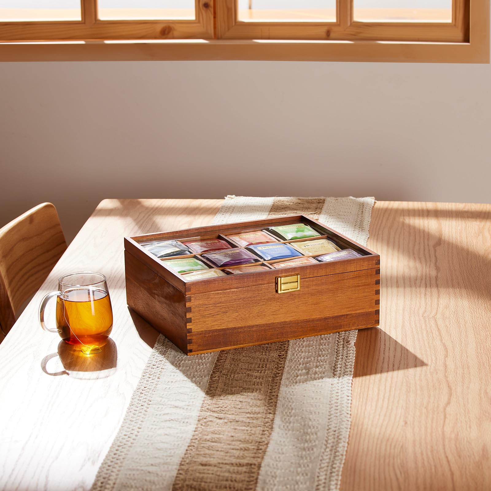HouseJoy boîte sur un plan de travail de cuisine apportant ordre et style