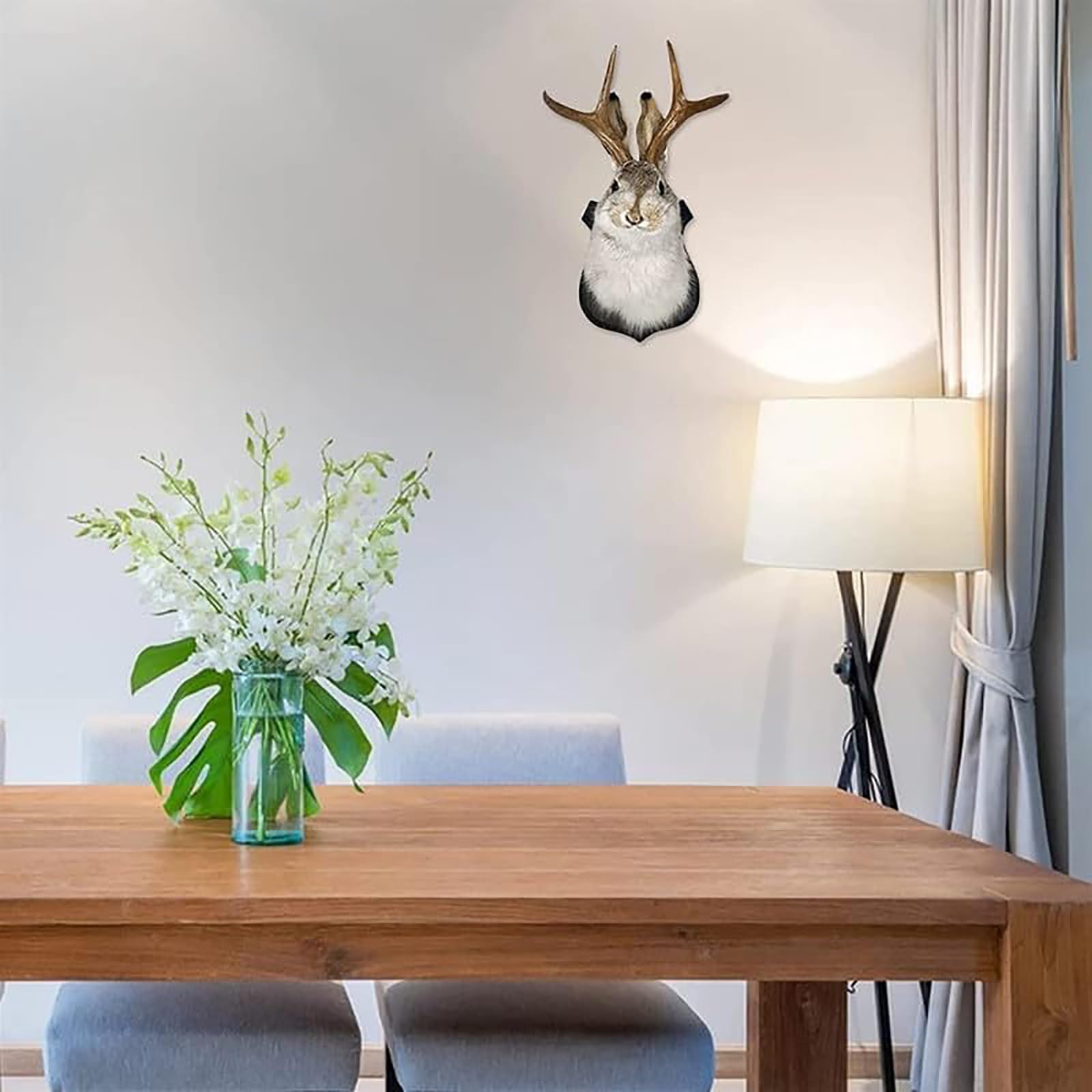 HSOSK jackalope dans un salon créant une ambiance rétro élégante