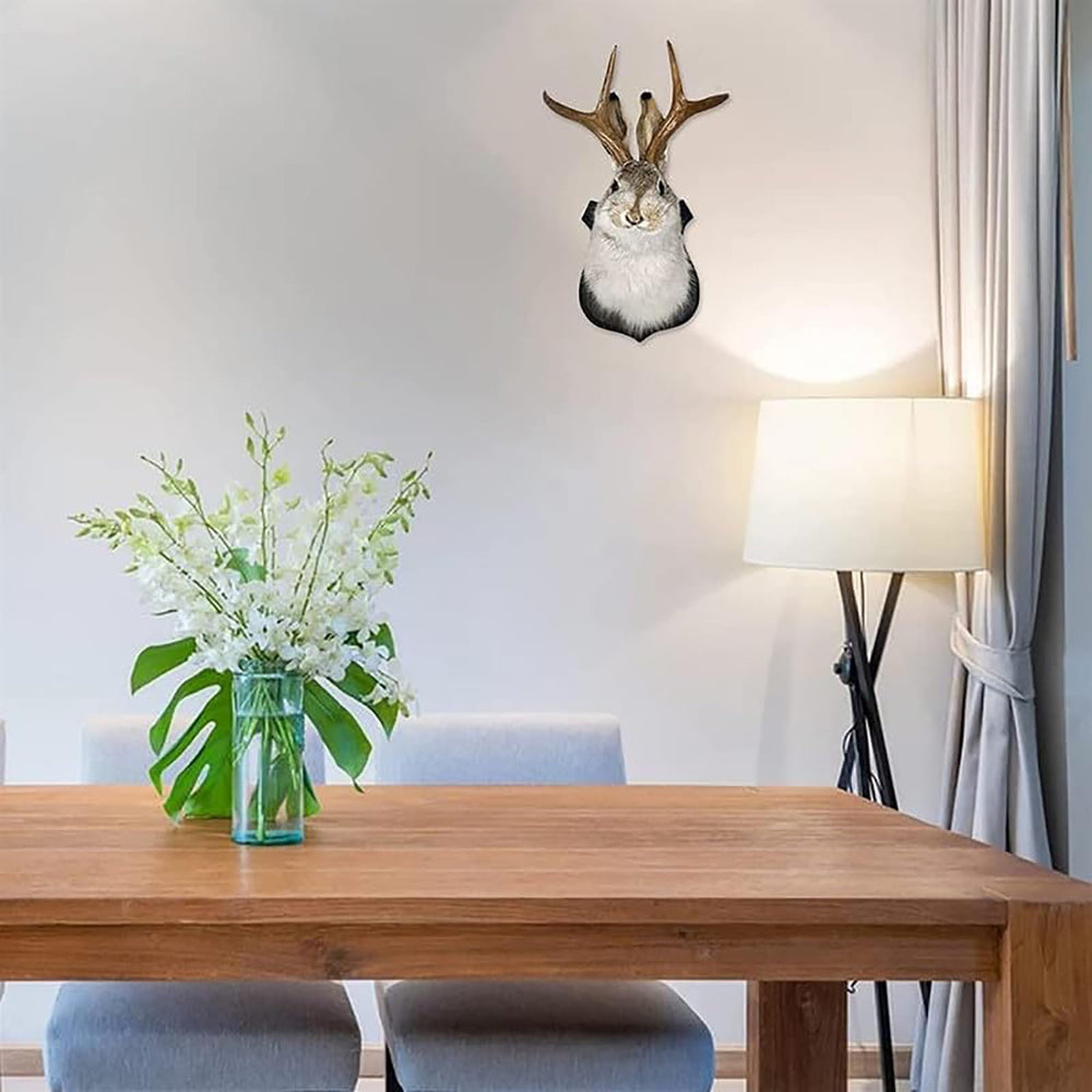 HSOSK jackalope dans un salon créant une ambiance rétro élégante