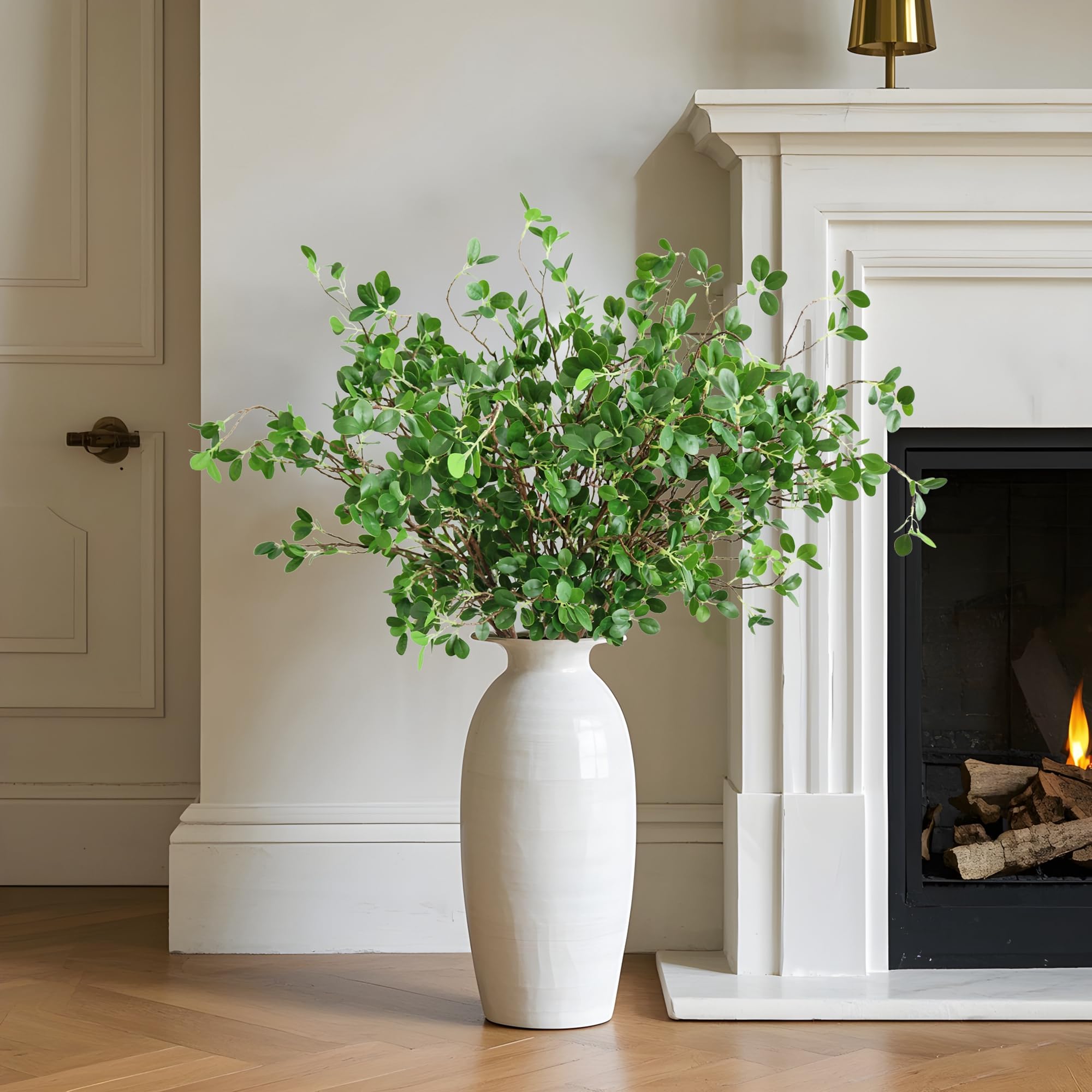 Htmeing branches placées dans un vase décorant un salon moderne