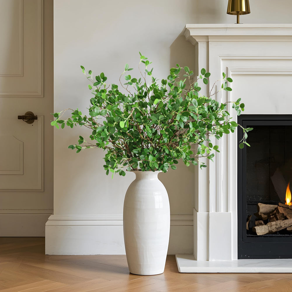 Htmeing branches placées dans un vase décorant un salon moderne