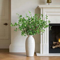 Htmeing branches placées dans un vase décorant un salon moderne