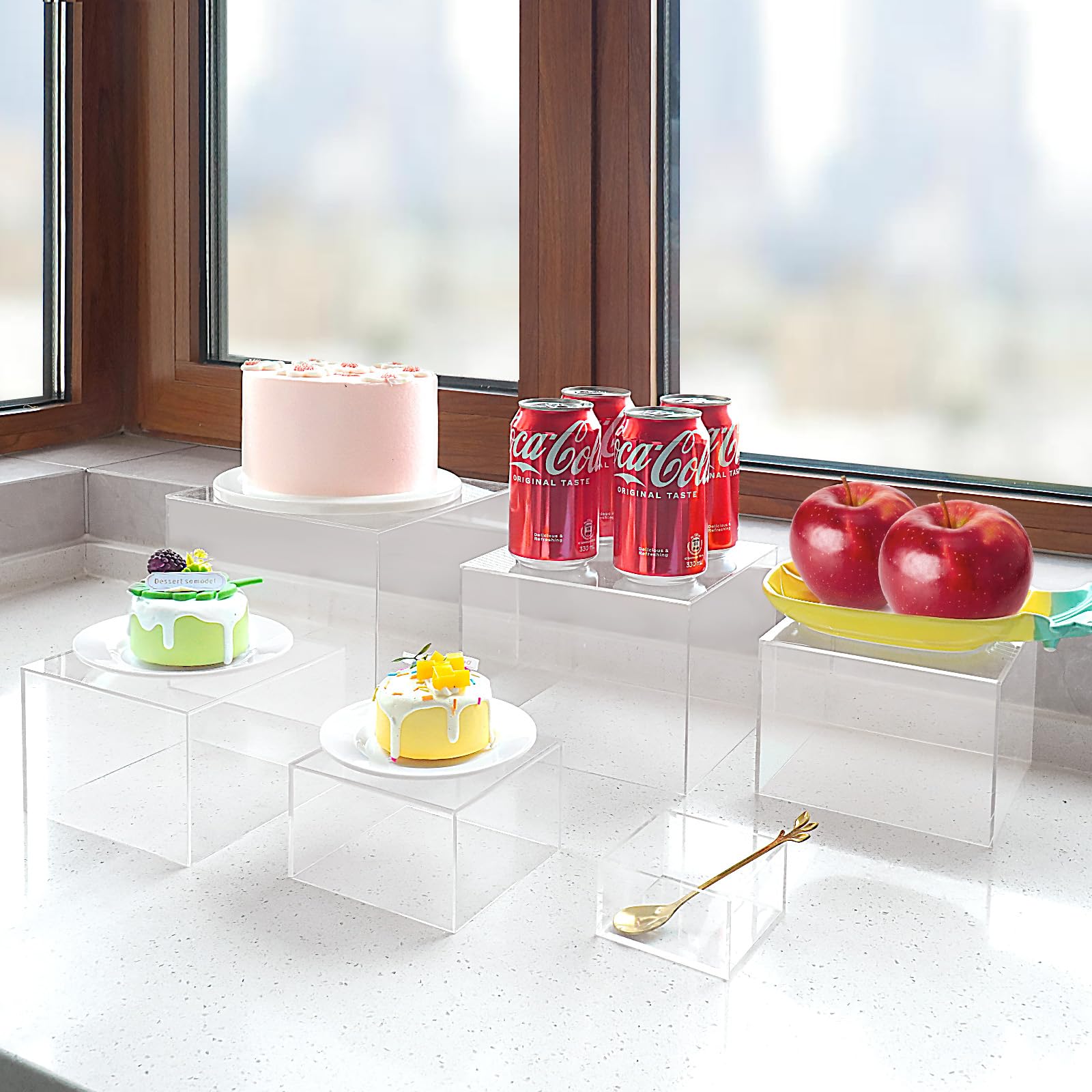 HTRYBNES ensemble sur table valorisant pâtisseries et organisation