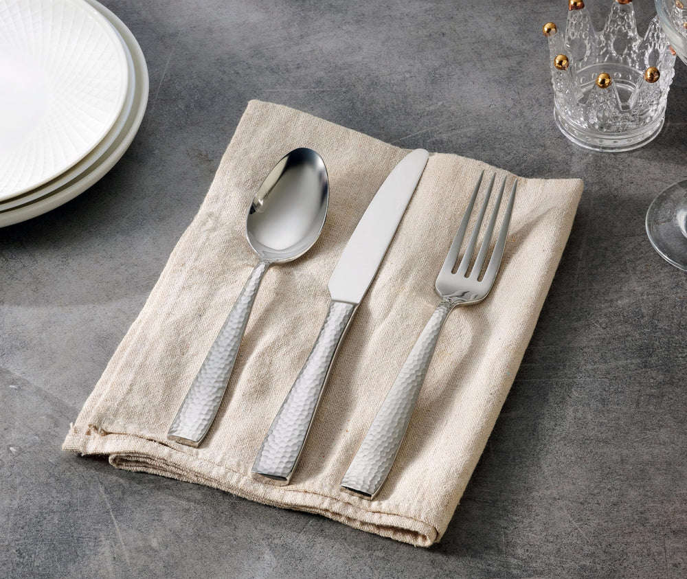 Hudson Essentials mains tenant couverts montrant équilibre et confort ergonomique