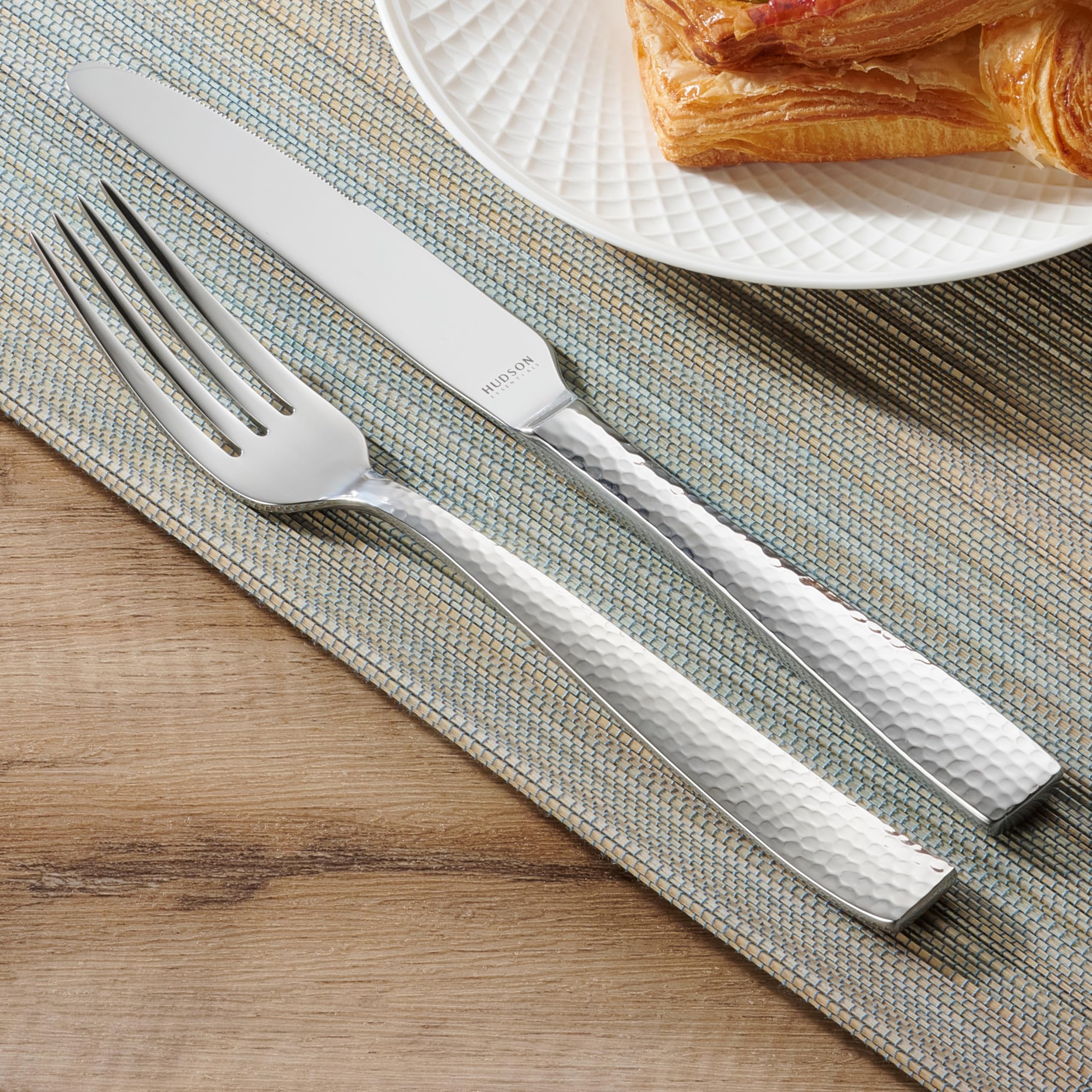 Hudson Essentials mise en scène salle à manger, style soigné pour repas formels