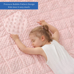 Huloo Sleep enfant sur canapé utilisant couverture pour détente