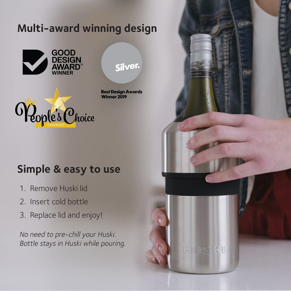 Huski à côté d'une main pour comparaison de taille, compact et portable pour soirées