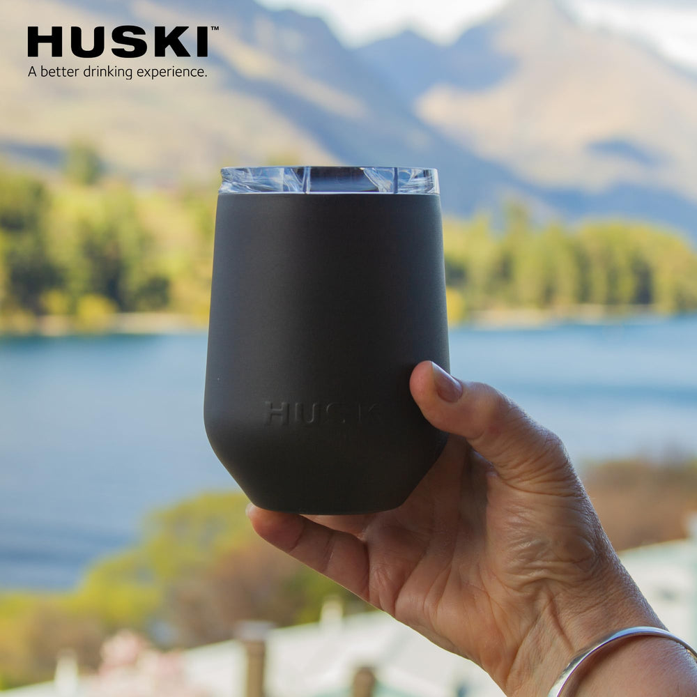 Huski échelle taille avec main montrant capacité 12oz et proportion