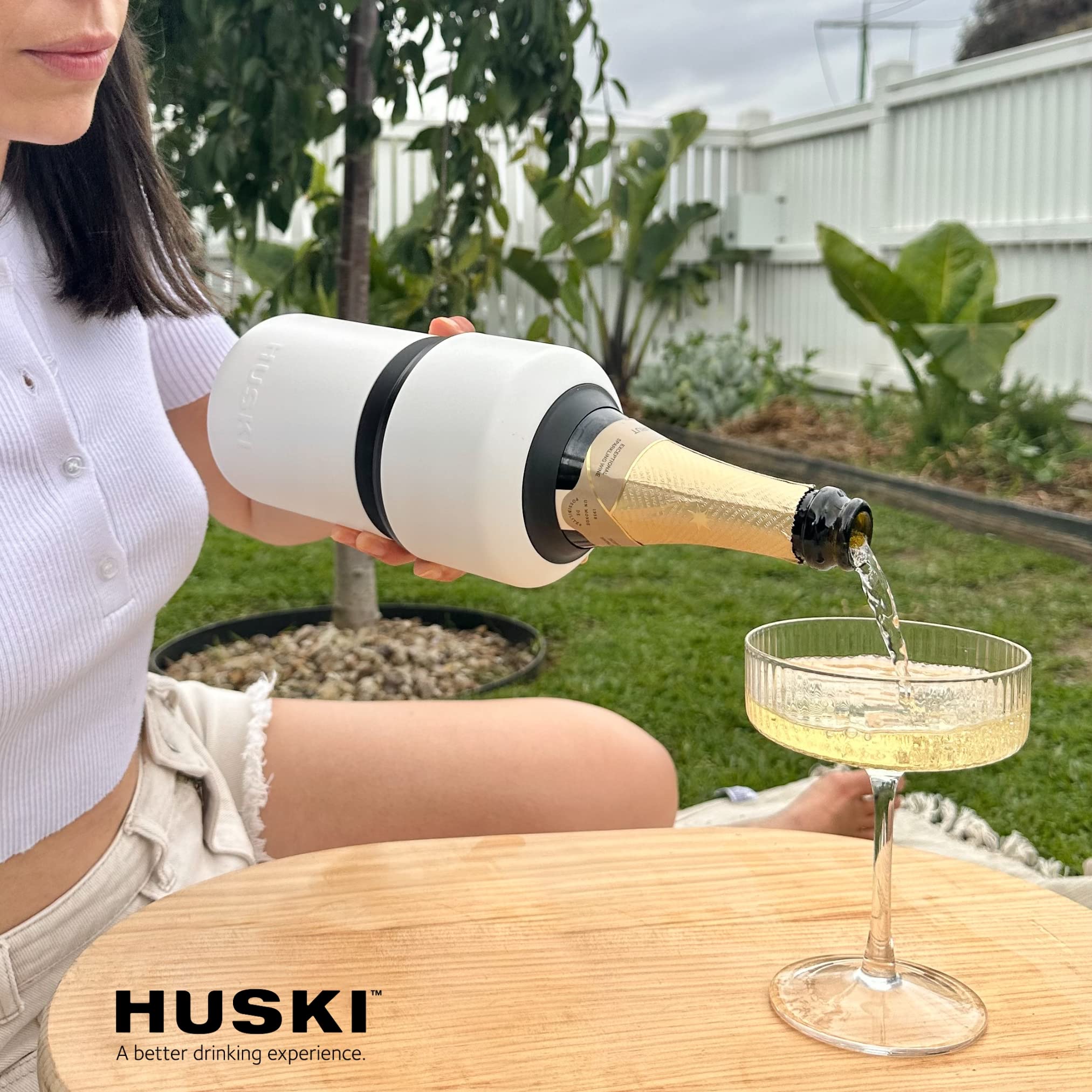 Huski posé sur bateau gardant le vin frais en extérieur
