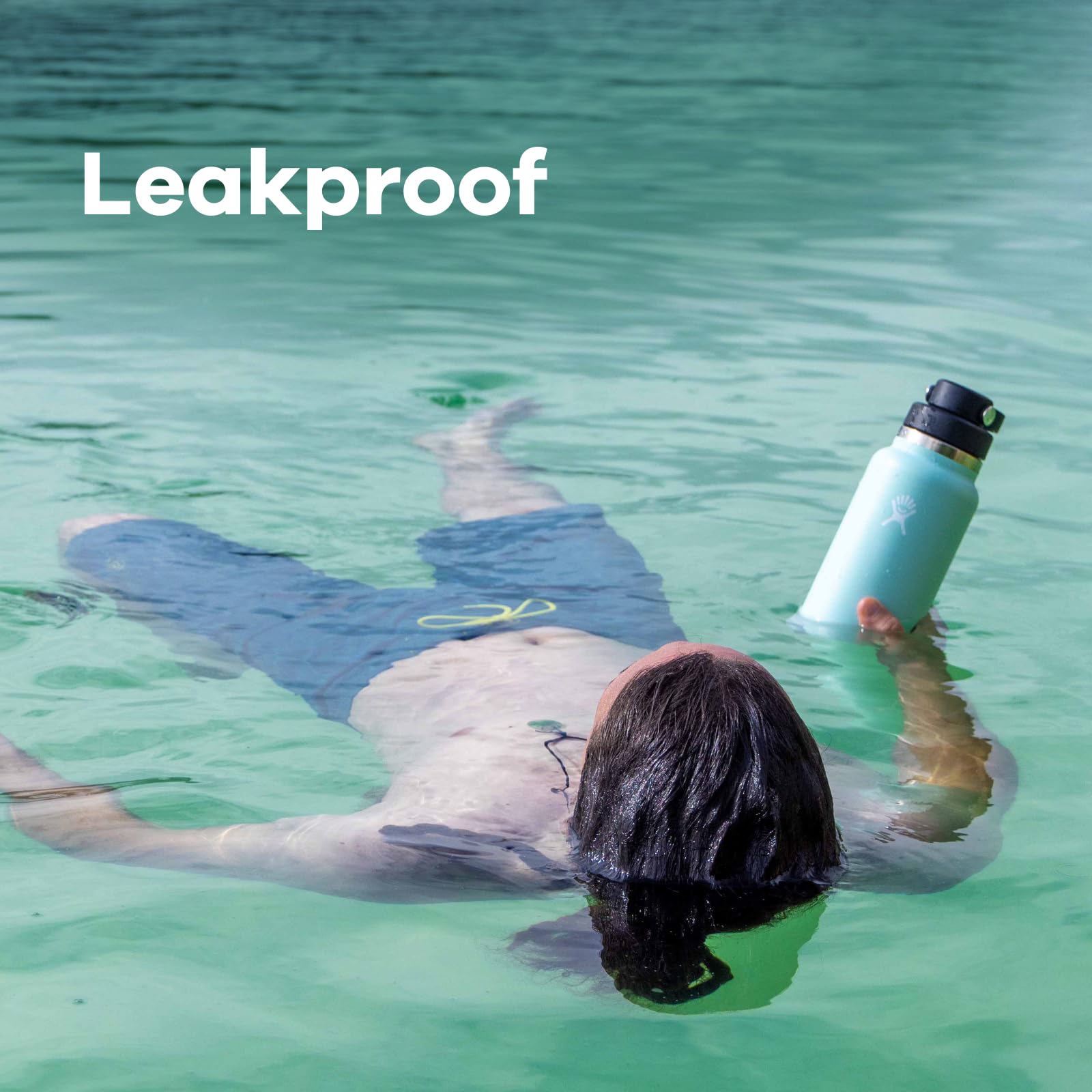 Hydro Flask tenue en main illustrant la capacité 32 oz et l'échelle utilisateur