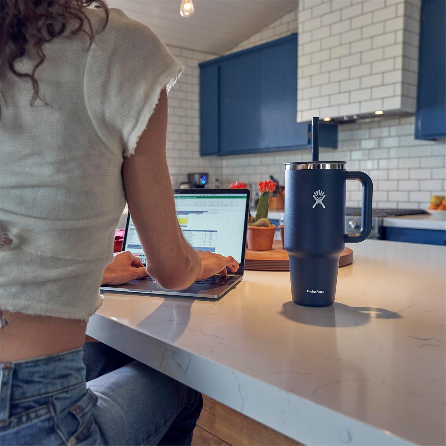 Hydro Flask couvercle et paille souple en gros plan pour boisson sans éclaboussures
