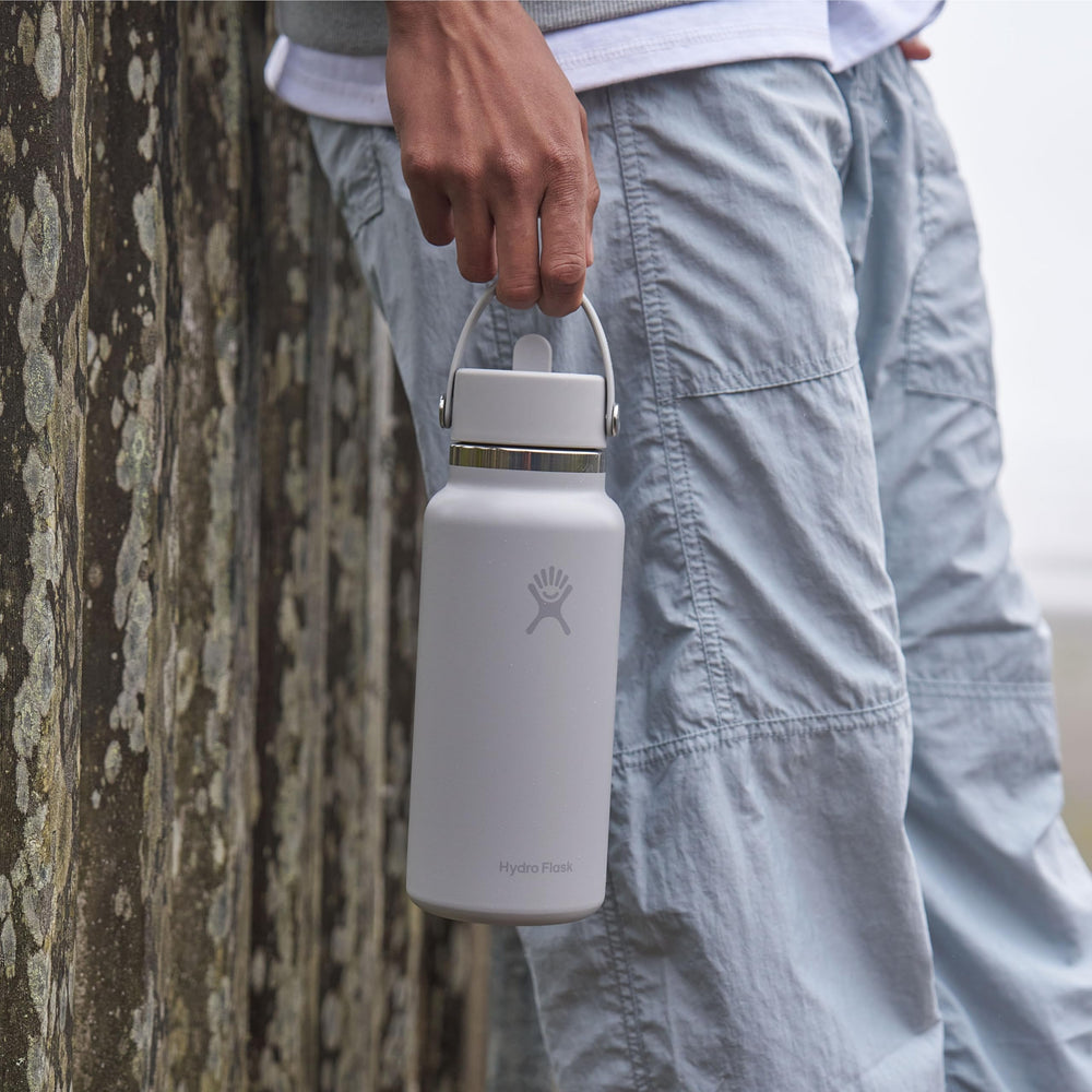 Hydro Flask gros plan logo et finition montrant couleur résistante et esthétique