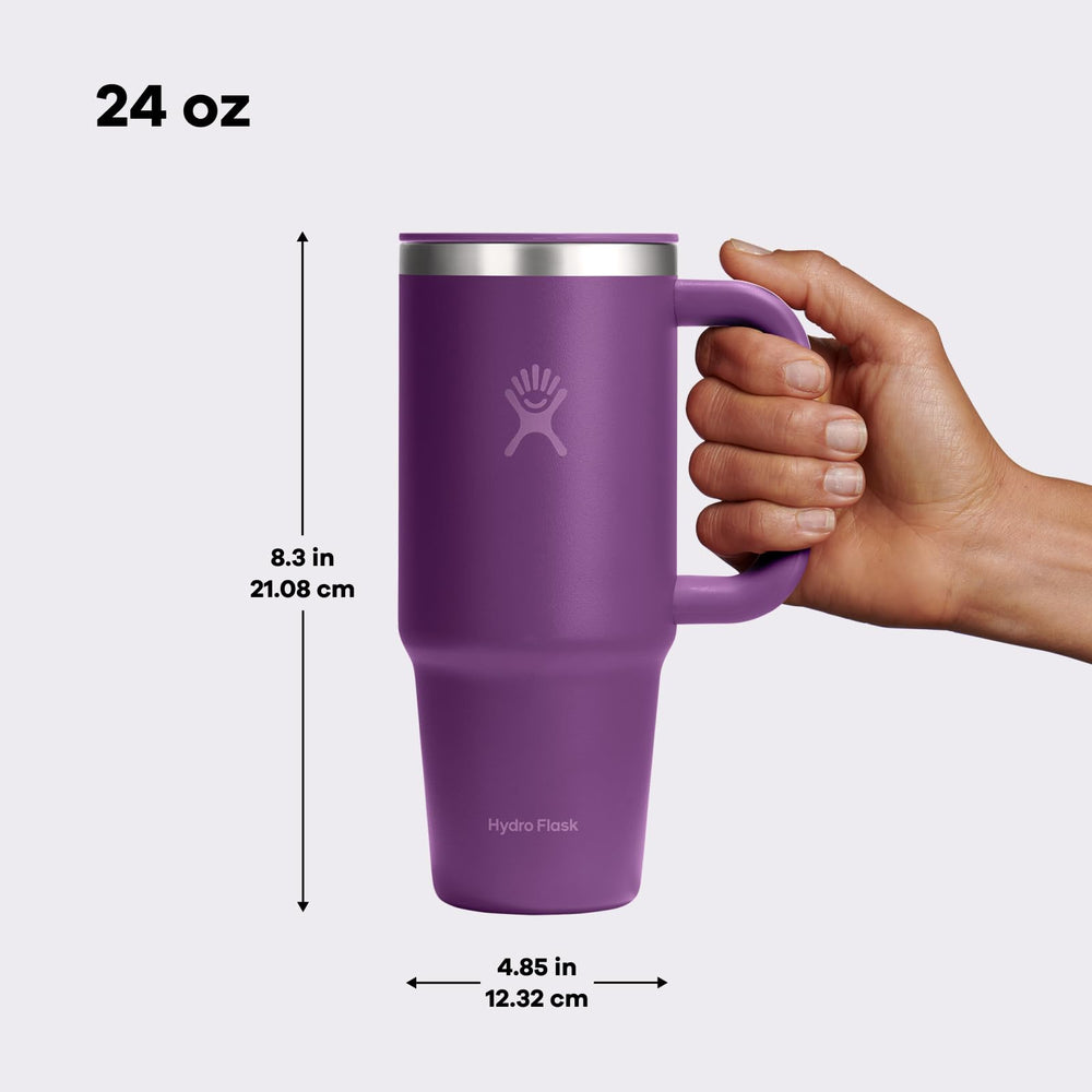 Hydro Flask à côté d'un objet pour comparaison de la taille 24 oz facile à emporter