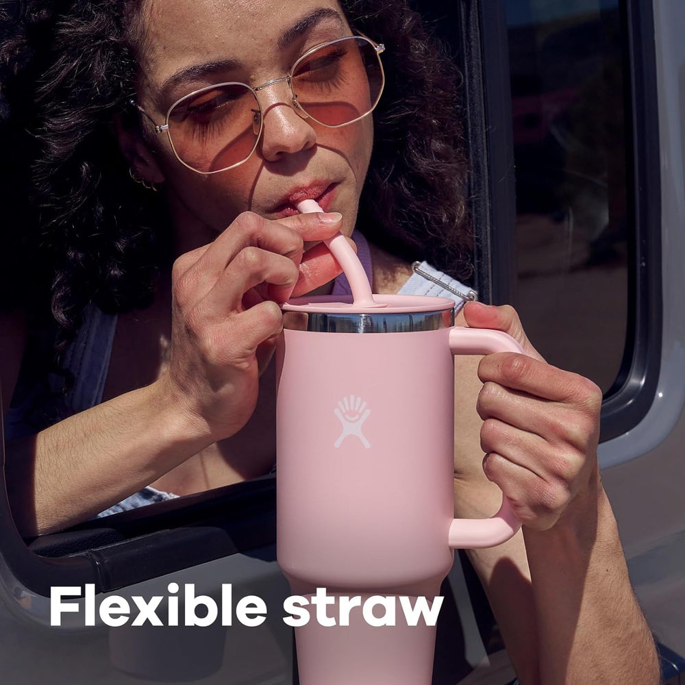 Hydro Flask rempli de boisson glacée conservant fraîcheur visible
