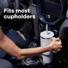 Hydro Flask installé dans un porte-gobelet de voiture, maintien stable en trajet