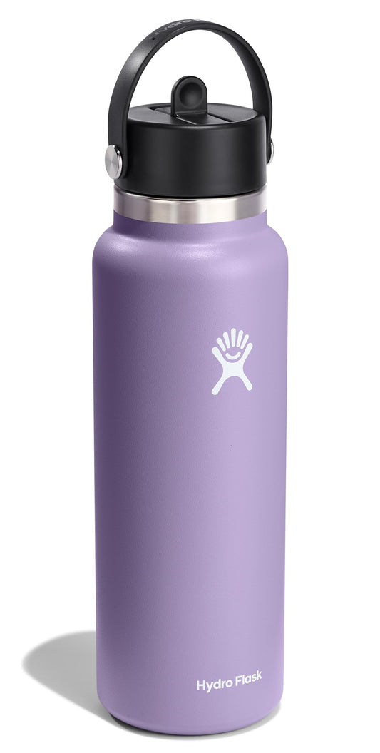 Hydro Flask gros plan du bouchon Flex Straw illustrant l'étanchéité et l'ouverture facile