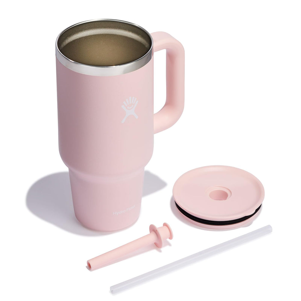 Hydro Flask porté en randonnée à la main démontrant portabilité robuste