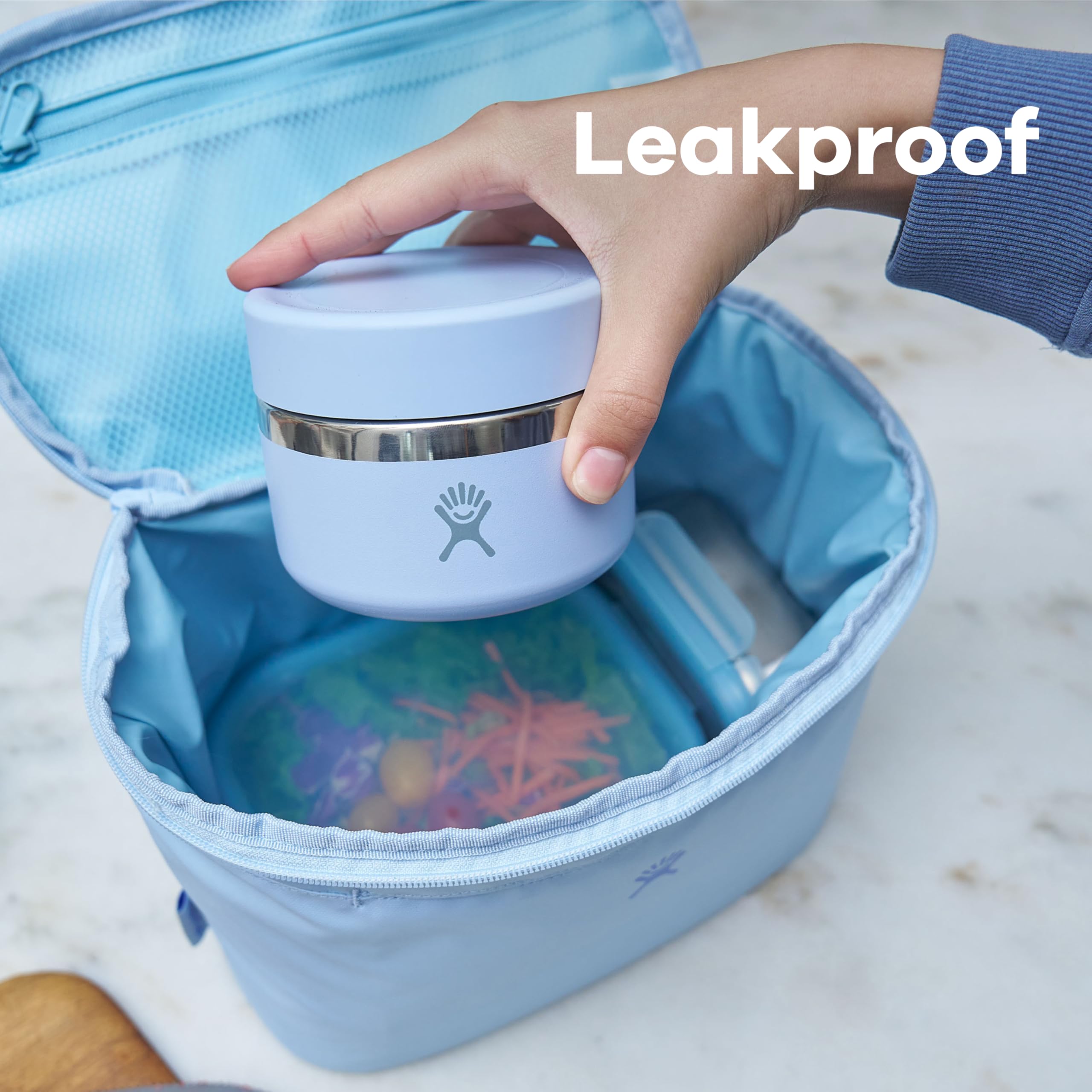 Hydro Flask en usage sur sentier conservant repas chaud ou froid