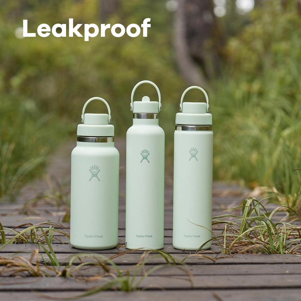 Hydro Flask utilisé en randonnée illustrant portabilité et hydratation prolongée