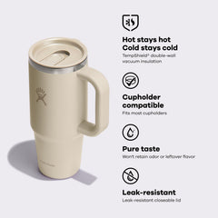 Hydro Flask en usage dans une voiture démontrant compatibilité porte-gobelet
