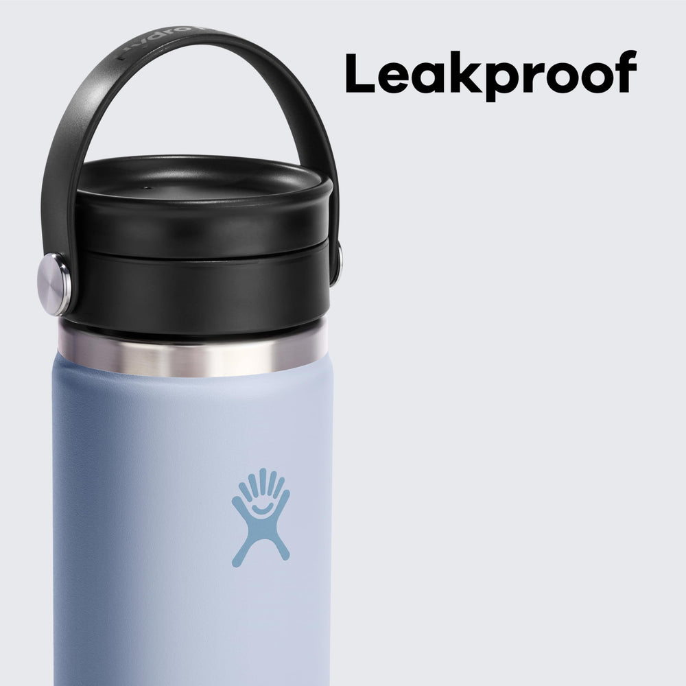 Hydro Flask profil dans un porte-gobelet de voiture démontrant compatibilité et stabilité
