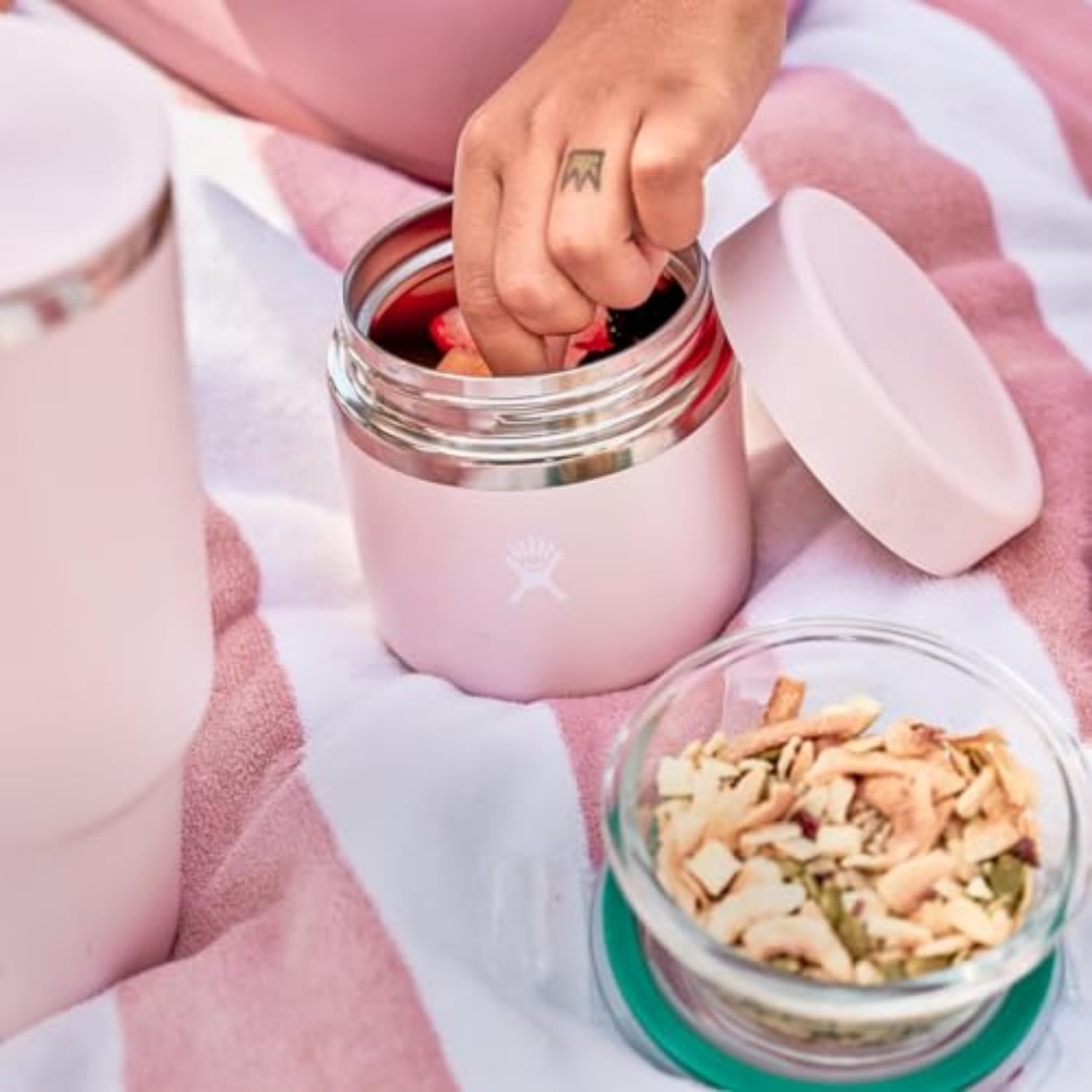 Hydro Flask comparaison d'échelle avec bouteille pour évaluer taille