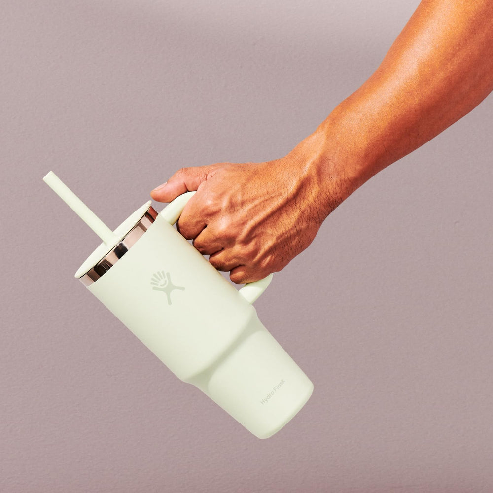 Hydro Flask gobelet dans porte-gobelet de voiture pour utilisation en déplacement