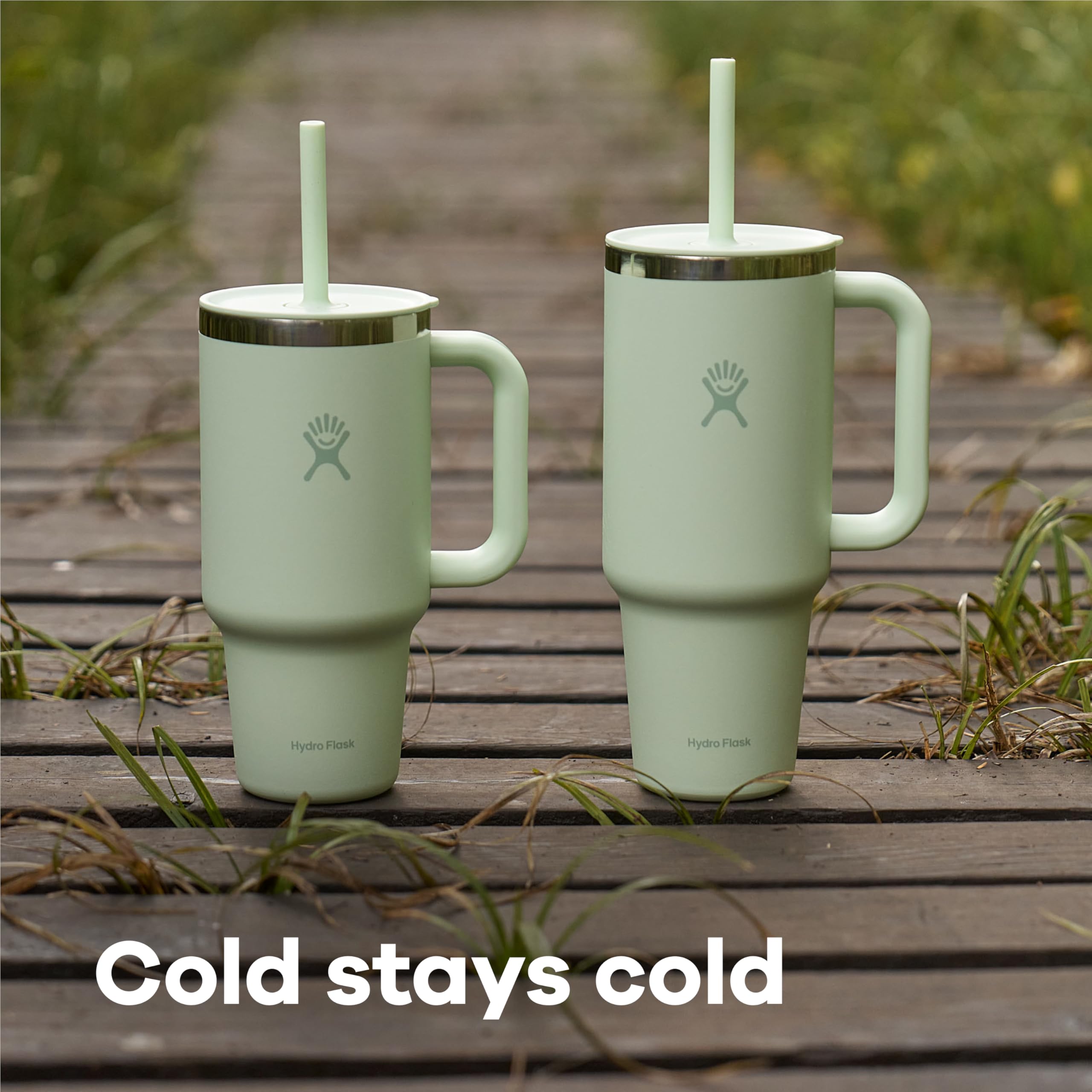 Hydro Flask gobelet sur la plage, maintien des boissons froides en extérieur