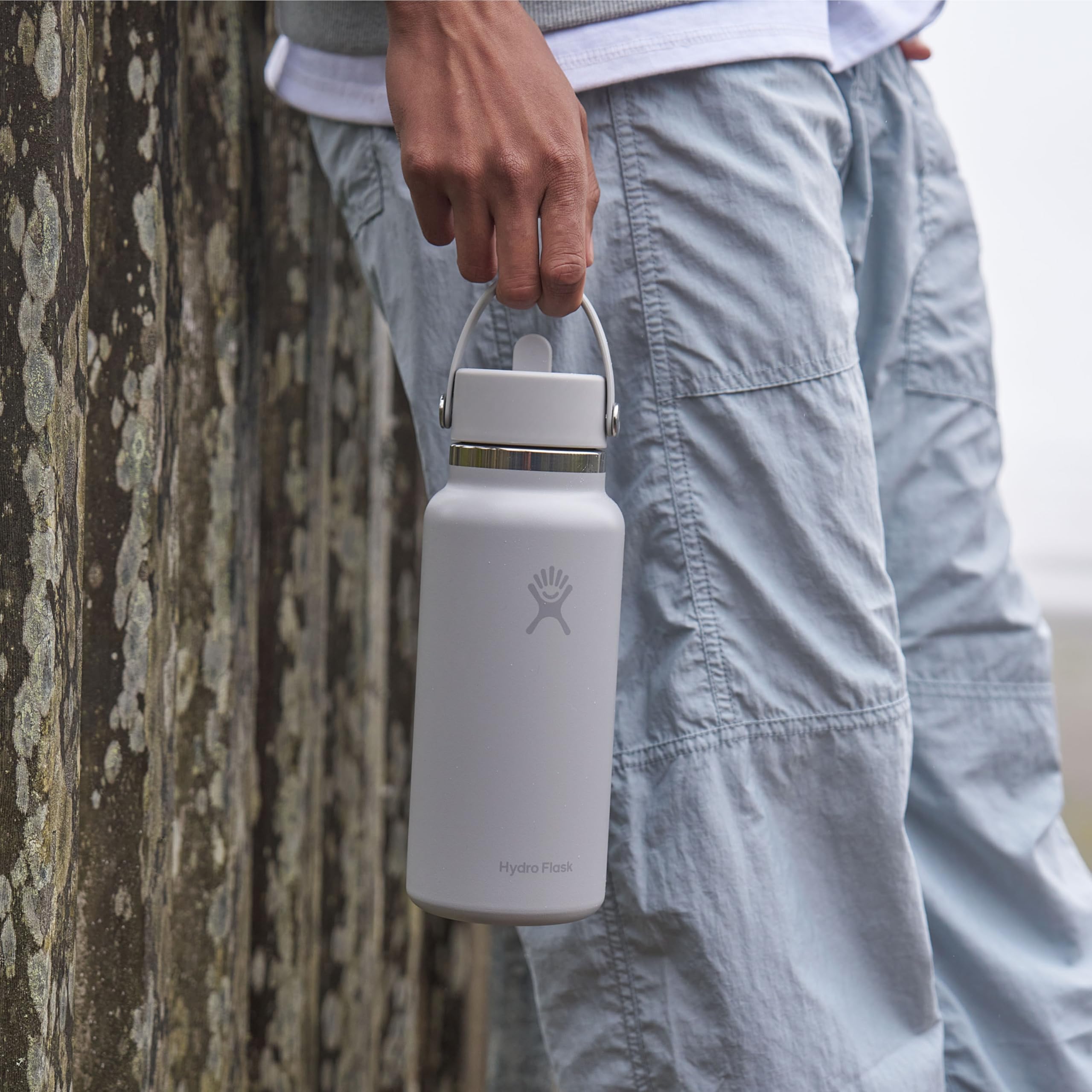 Hydro Flask en scène de pique-nique illustrant usage extérieur et style monochrome