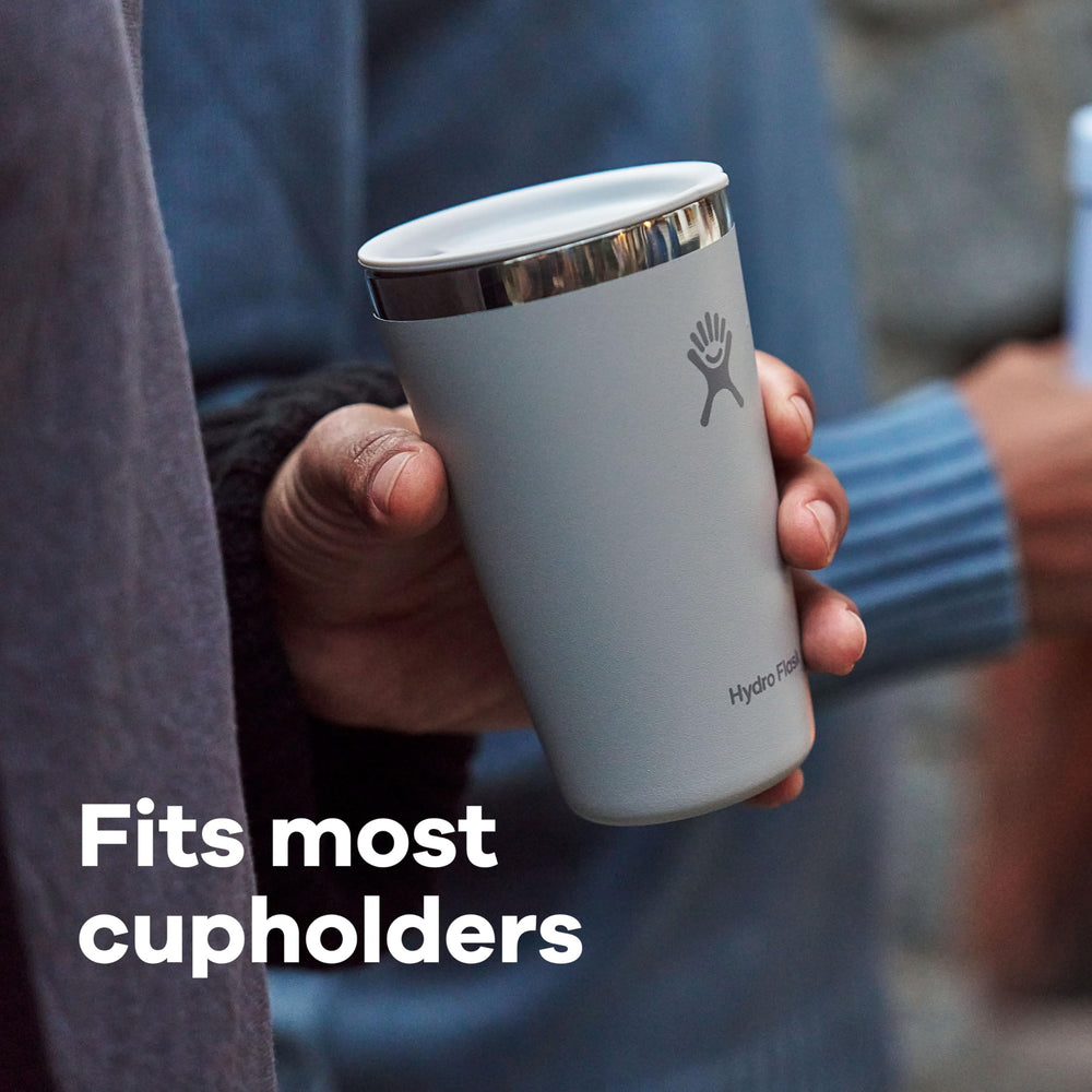 Hydro Flask versement de café depuis le tumbler démontrant confort d'utilisation